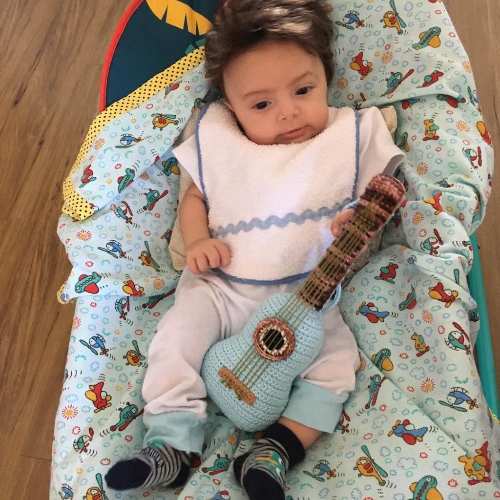 Violão de crochê