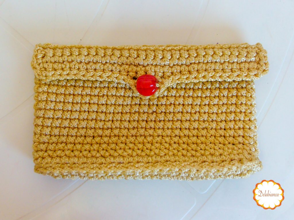 Bolsa de crochê finalizada.