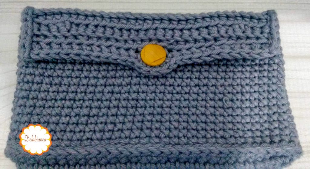 Bolsa de crochê finalizada.